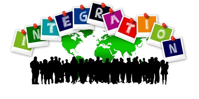 Integration graphic featuring a large group of diverse professionals in front of a world map background, illustrating that RSI is compatible with all major HR platforms globally.